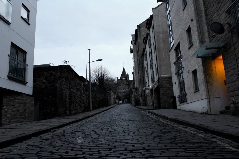 light bulb, Scotland, 5K, alleyway, overcast, trash, clouds, Edinburgh