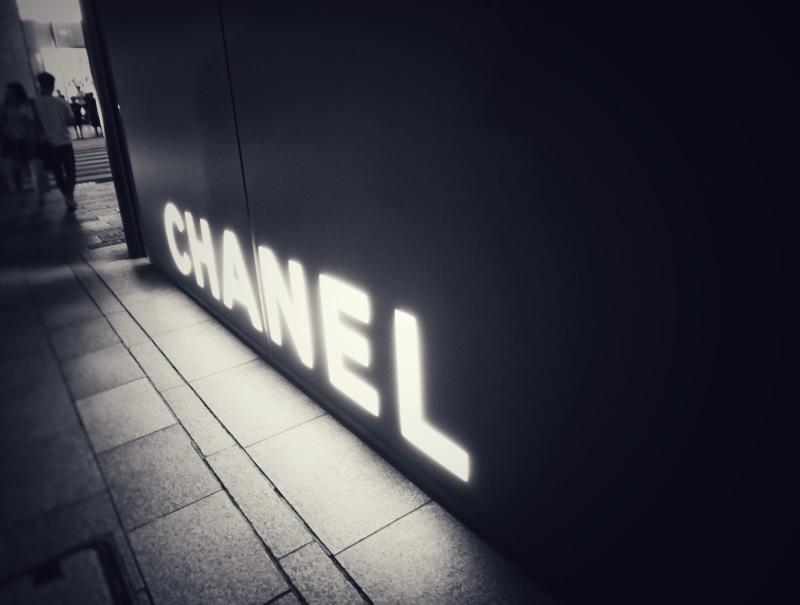 chanel, vintage, 銀座, alley, シャネル, tiled floor, tokyo, 東京, night, incidental people, white, flooring, illuminated, alleyway, ファッション, built structure, sunlight
