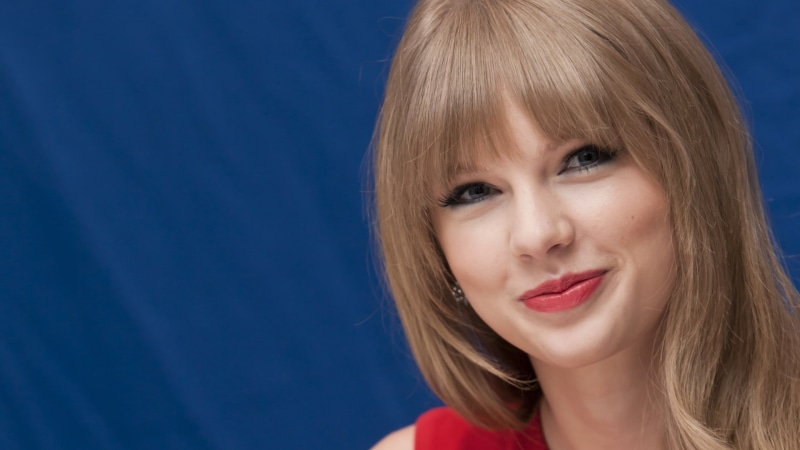 blond hair, headshot, bangs, human body part, lifestyles, blue background, hairstyle, young women, child, human lips, beautiful woman, 1080P, Taylor Swift