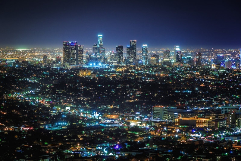 crowd, outdoors, 720P, financial district, illuminated, skyscraper, modern, sky, crowded, residential district, built structure, city, tower, building exterior