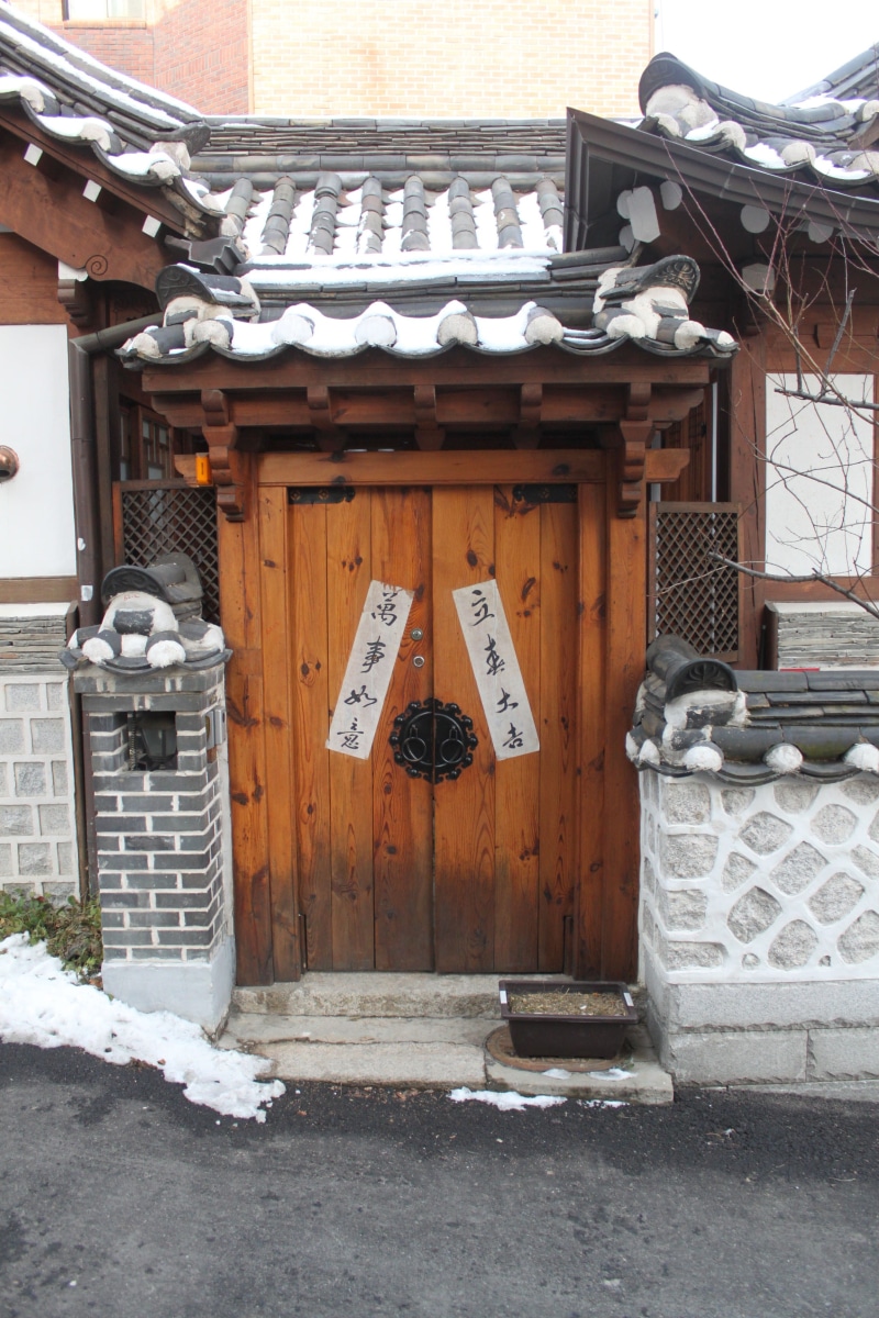 text, 2K, built structure, snow, house, korea, cold temperature, brick, south korea, sign, architecture, entrance, winter, day, building, wood - material