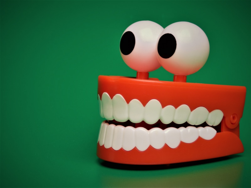 pull up, dentist, head, day, aufziehfigur, close-up, illustration, eyes, bite, no people, food, colored background, gums, toys, human representation, indoors