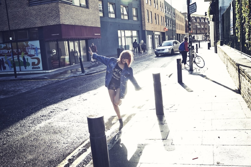 winter, cold temperature, full length, London, snow, road, outdoors, building exterior, real people, day, 1080P, Asian, architecture, music, one person