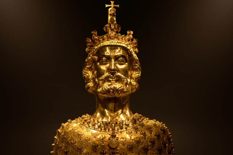 gold colored, belief, history, head, dom, statue, creativity, expense, single object, human representation, religion, sculpture, architecture, precious gem