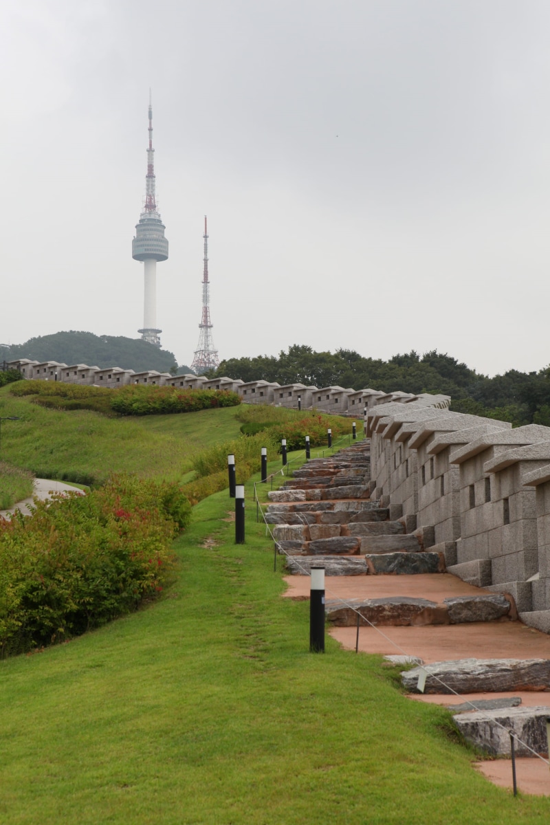 namsan park, wall, day, 서울, travel destinations, cloud, city, 2K, seoul fortress wall, grass, built structure, plant, ancient civilization, namsan seoul tower