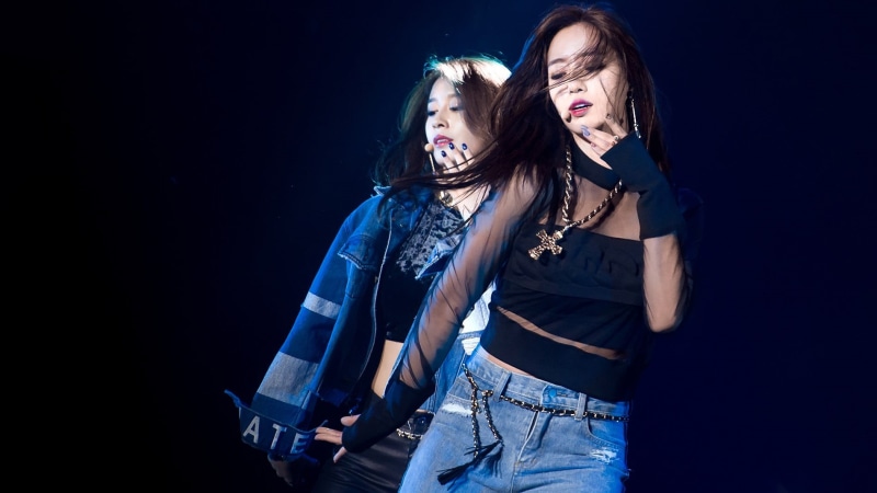 black background, s, togetherness, beautiful woman, two people, three quarter length, top, Jiyeon, fun, K-pop, 720P, mesh, casual clothing, friendship