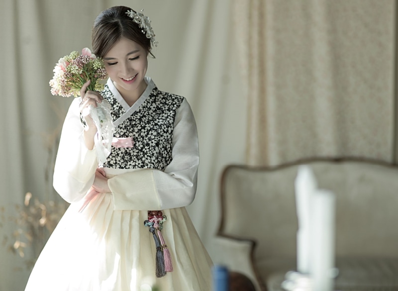 lifestyles, traditional clothing, 1080P, happiness, one person, Asian, flower arrangement, flower, focus on foreground, fashion, women, bride, standing