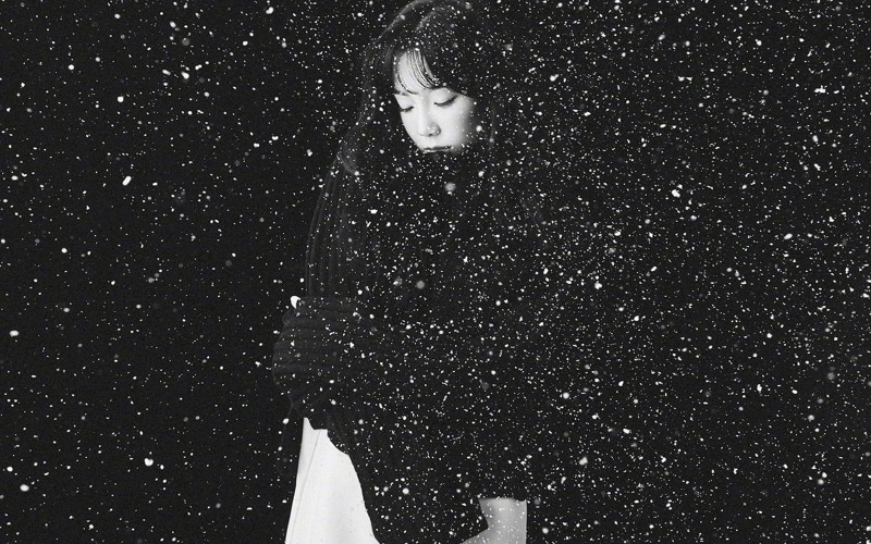 girl, domestic, digital composite, one animal, feline, domestic animals, bw, taeyeon, one person, cat, vertebrate, snsd, domestic cat, space, black, kpop