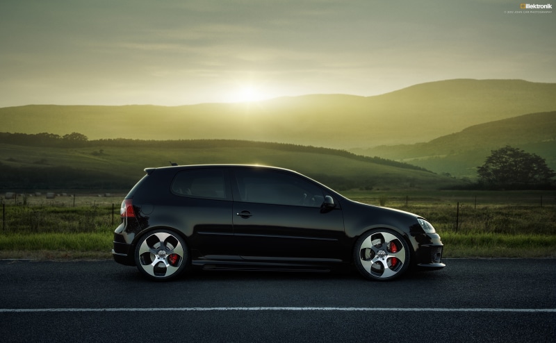outdoors, marking, door, sunbeam, mode of transportation, luxury, illektronik, sunlight, sunset, land vehicle, Sunshine, sun, hatchback, Volkswagen, car