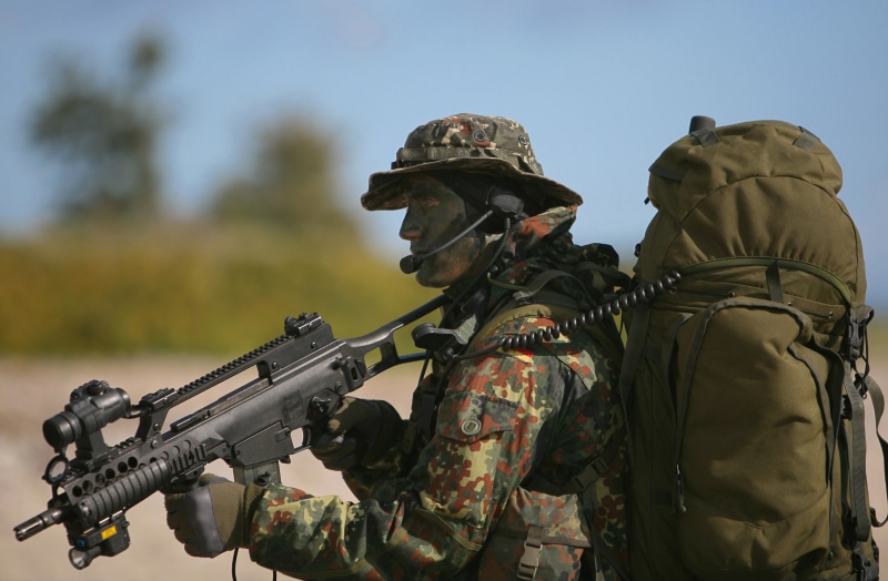 uniform, fighting, weapon, assault, men, machine gun, two people, outdoors, waist up, people, backpack, Germany, conflict, real people, armed forces, gun