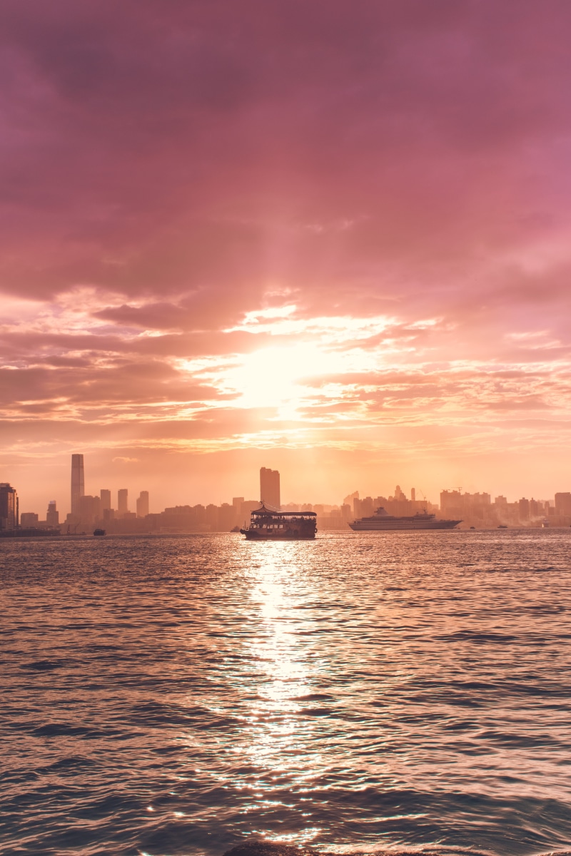 beauty in nature, 5K, sun, sunlight, outdoors, city, waterfront, built structure, architecture, hk, cloud - sky, harbour, middle, building, nature, no people