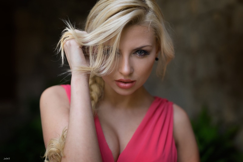 Montse Roura, blonde, women, looking at camera, hairstyle, front view, beauty, human hair, portrait, one person, beautiful woman, David Mas, close-up, focus on foreground