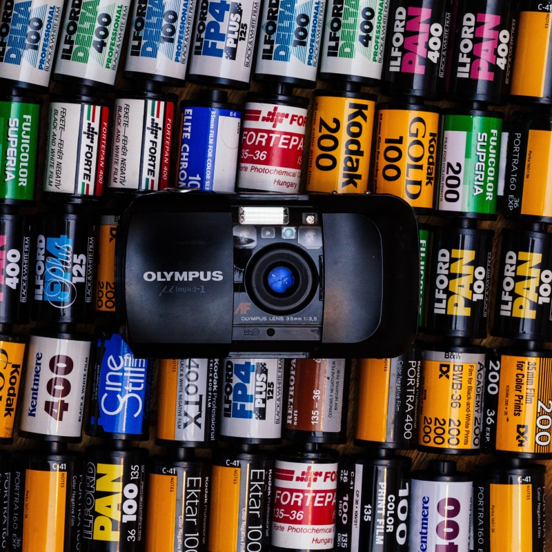 outdoors, text, white, black, photographer, photography, communication, shutter, classic, style, antique, electronics, technology, indoors, picture, old-fashioned