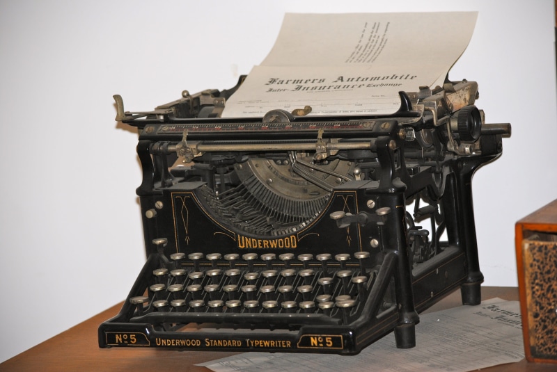 studio shot, message, history, antique, vintage, arts culture and entertainment, classic, technology, literature, creative, print, writing, typewriter