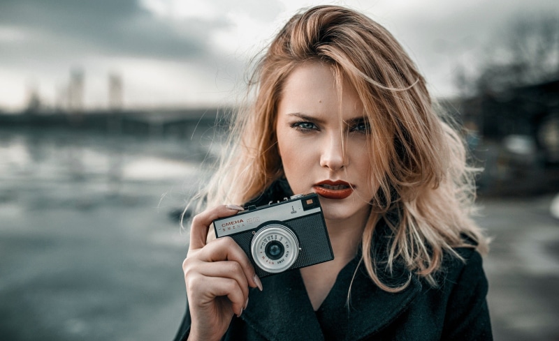 holding, retro styled, 1080P, women outdoors, water, green coat, Damian Piórko, occupation, photography themes, young women, beautiful woman, technology
