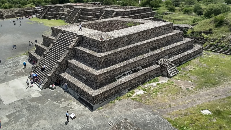 architecture, nature, aztec, sun, men, real people, history, pyramids, plant, incidental people, day, quetzalcoatl, piramid, teotihucan, high angle view