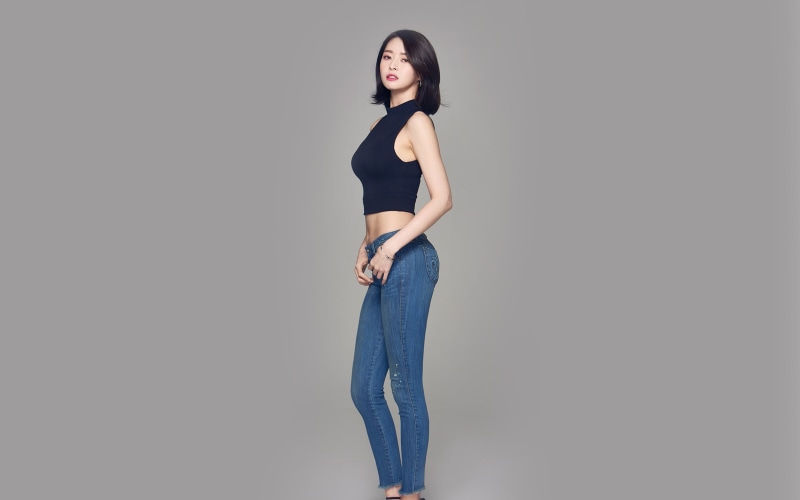 women, hair, casual clothing, looking at camera, copy space, fashion, hellovenus, jeans, indoors, adult, hairstyle, beauty, full length, beautiful woman