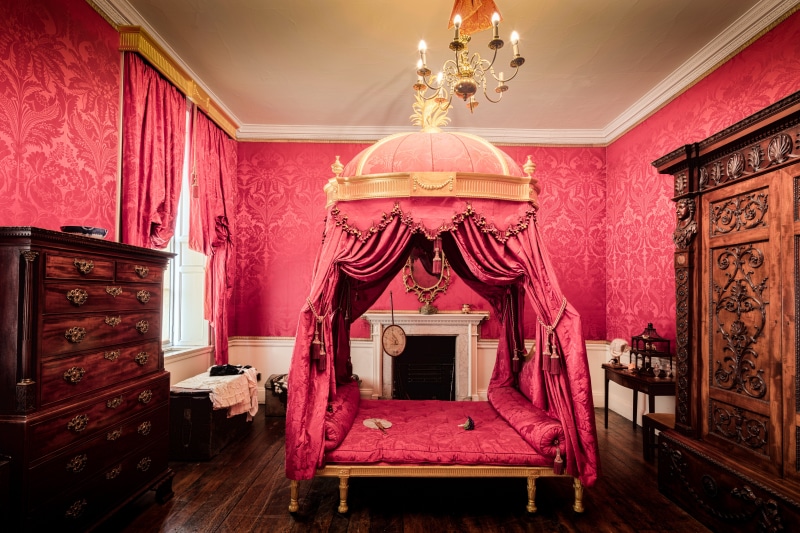 old, room, furniture, seat, red, english, home interior, ceiling, historical, no people, european, 8K, ornate, sleep, chair, hall, bolling, place, inside