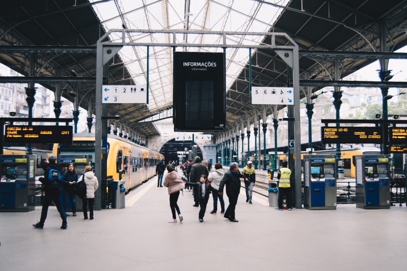 people, urban, group of people, kiosk, indoors, men, station, walking, train station, real people, day, terminal, mode of transportation, travel, são bento railway station