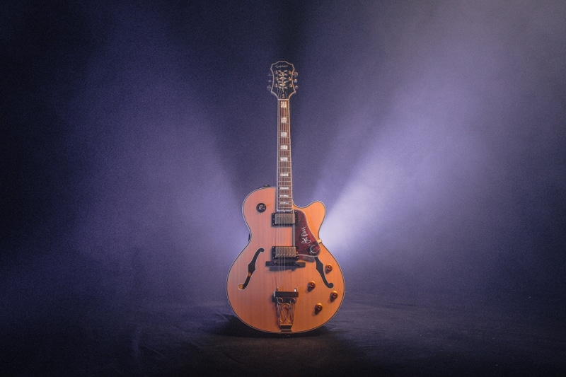 string, electric guitar, performance, dim, acoustic guitar, no people, studio shot, copy space, colored background, stage, still life, light, black background