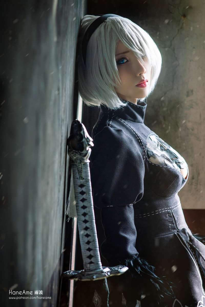 model, cosplay, video games, Nier: Automata, hair over one eye, 2B (Nier: Automata), side view, looking at viewer, HaneAme, white hair, women, short hair