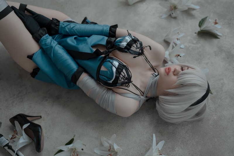 arm warmers, women indoors, indoors, video games, Alina Becker, Nier: Automata, model, Kaine (NieR), dress, short hair, women, flowers, white hair, video game characters