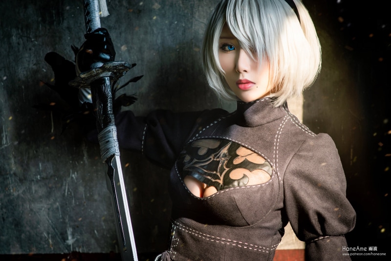 looking at viewer, sword, weapon, short hair, hair over one eye, 2B (Nier: Automata), cosplay, white hair, 1080P, HaneAme, model, video game girls, 2B
