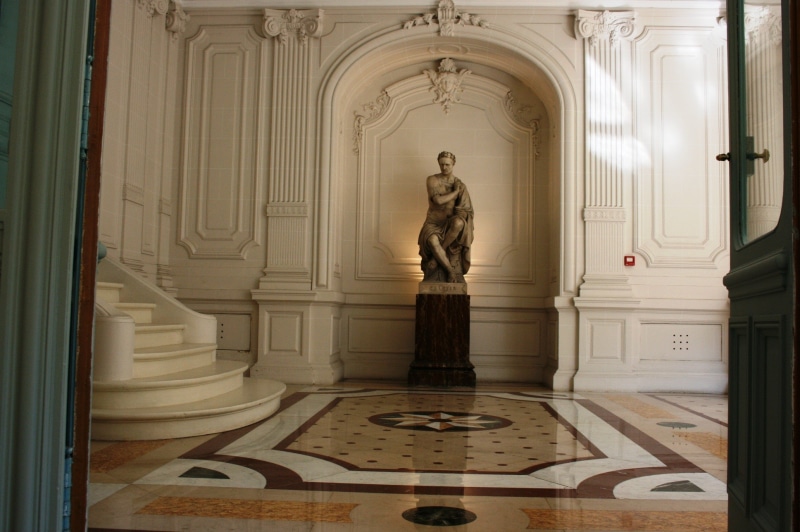 indoors, julius caesar, spirituality, 1080P, architectural column, representation, human representation, built structure, male likeness, statue, religion