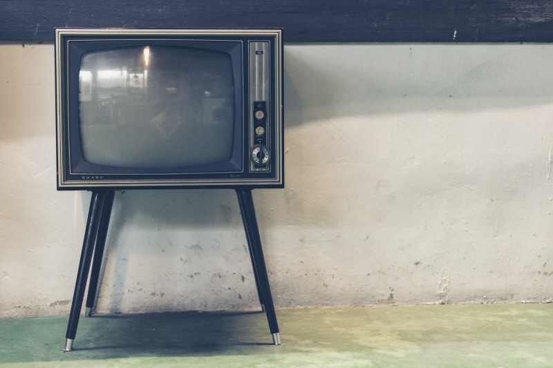 wall - building feature, television set, old, communication, technology, television, watching tv, day, 2K, retro styled, television industry, arts culture and entertainment