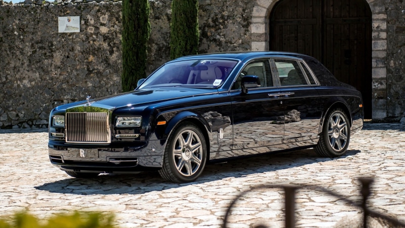 building exterior, built structure, rolls, wraith, white, motor Vehicle, shiny, sunlight, vintage car, blue, stationary, series 2, old-fashioned, day, street