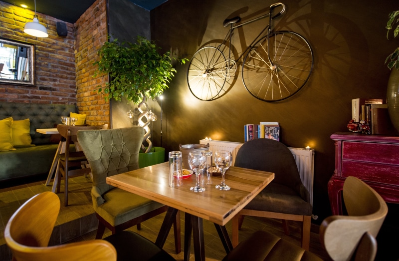 indoor, modern, wheel, clear, white, retro, artificial, wall, metal, restaurant, chair, blue, floral, outdoors, setting, 4K, antique, wooden, absence