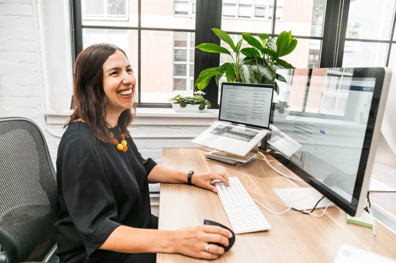 working, indoors, computer monitor, hairstyle, 4K, Business woman, computer, furniture, Happy, one person, Office, photo, desk, computer equipment, wireless technology
