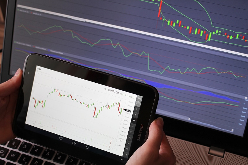 digital tablet, 5K, touch screen, human hand, diagram, computer, finger, human body part, finance, black, screen, hand, galaxy, pulse trace, financial figures