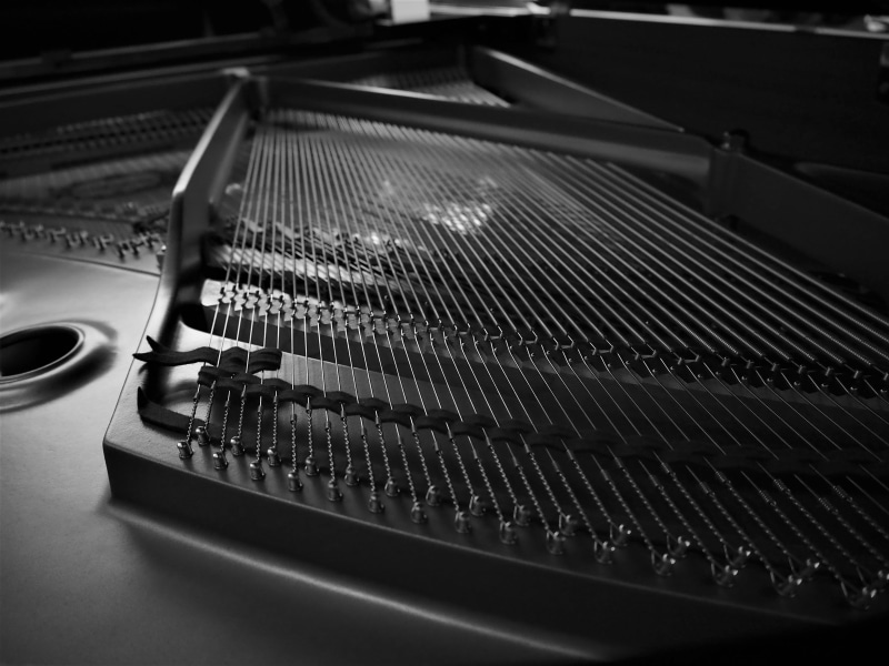 audio, technology, light, focus on foreground, instrument, selective focus, electronics, sound, dark, piano, musical, string instrument, modern, metal