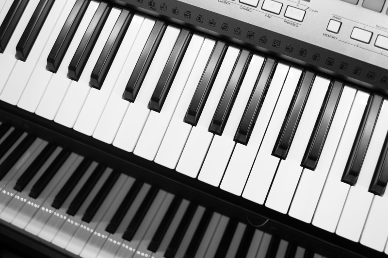 close-up, electronic, indoors, piano, keyboard instrument, 5K, arts culture and entertainment, keys, white, no people, architecture, full frame, notes