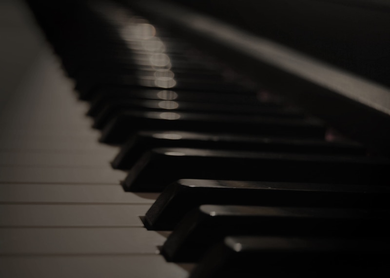 white color, equipment, sound, in a row, instrument, entertainment, electric keyboard, electric, diminishing perspective, note, rhythm, keys, tone, composition