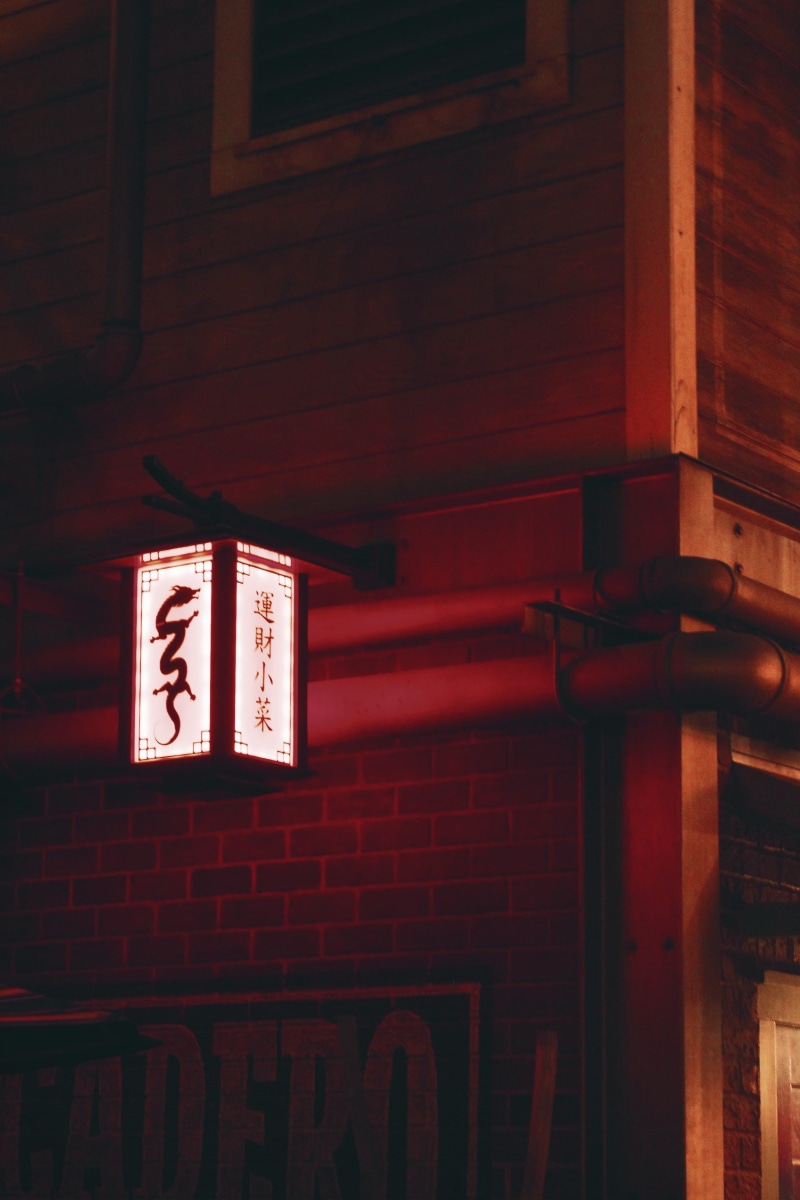 night time, low angle view, religion, wall - building feature, los angeles, lamp, outdoors, nighttime, dragon sign, built structure, chinese writing, belief