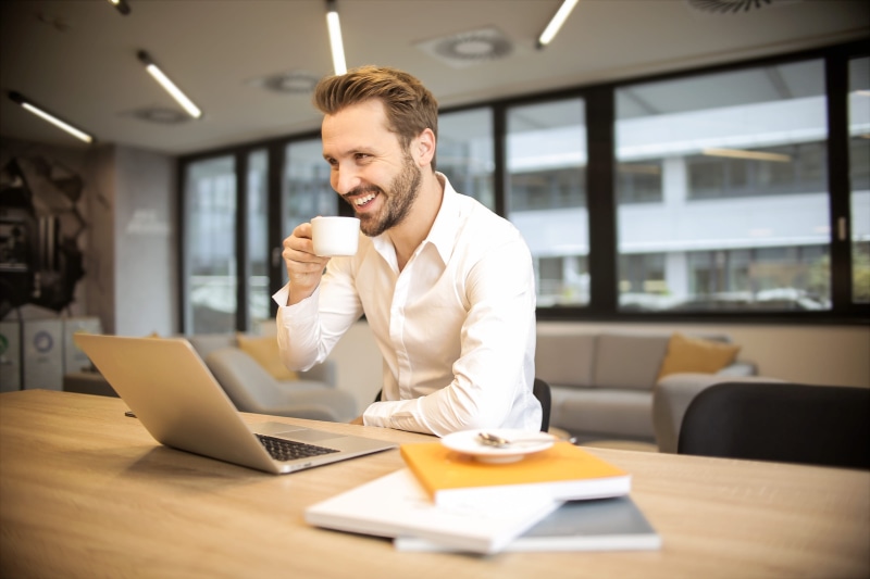 spoon, laptop, front, business person, cup, lights, professional occupation, workspace, 2K, telephone, saucer, chair, technology, break, field, men, laugh