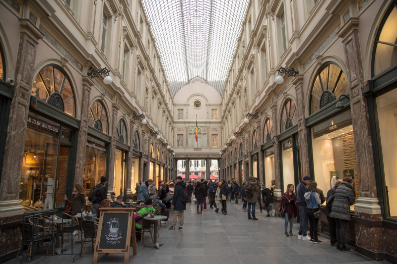 group of people, table, human, 5K, built structure, flooring, large group of people, religion, men, spirituality, food court, real people, arch, chair