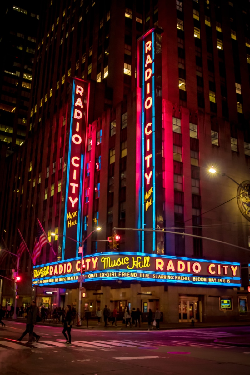 sign, text, travel destinations, illuminated, urban, building exterior, 5K, downtown, radio, person, united states, incidental people, outdoors, built structure