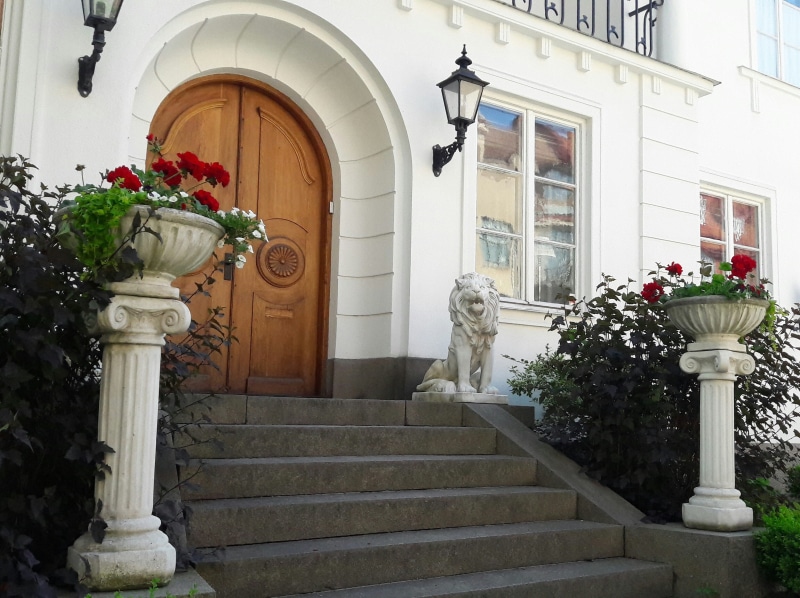 potted plant, lights, wall, statue, bouquet, plants, entrance, beautifully, flower arrangement, pot, architectural column, views, building, architecture