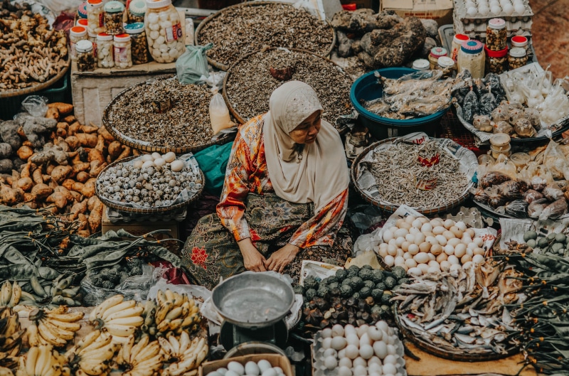 freshness, grocery, banana, sitting, older, street, sale, lady, real people, large group of objects, outdoors, 4K, market stall, headcovering, business
