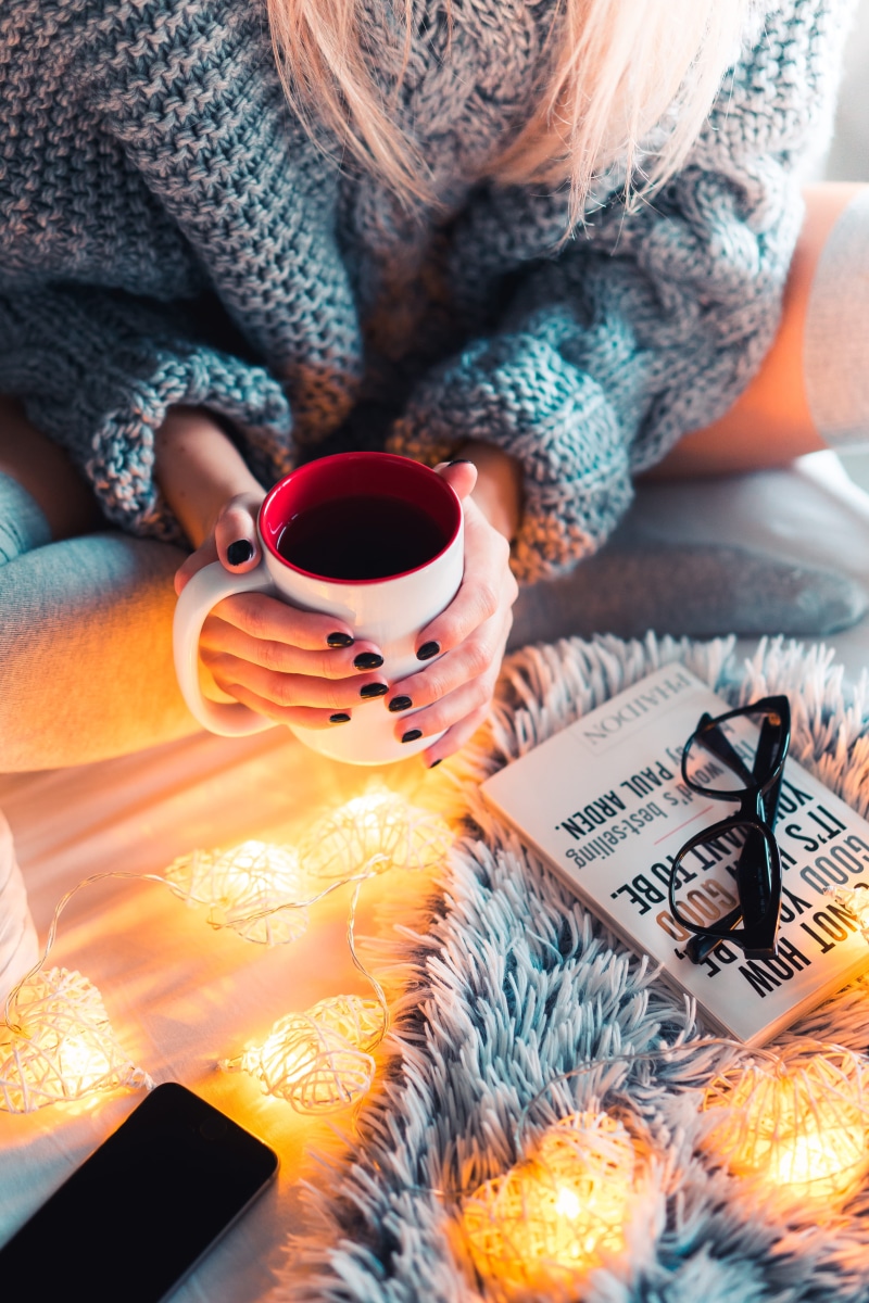 drink, winter, real people, cup, fall, chillout, bed, people, christmas holidays, hand, girl, sweater, sweatshirt, top, evening, christmas, hands, holidays