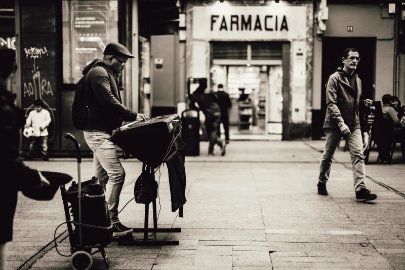 wear, piano player, recreation, 5K, real people, architecture, built structure, full length, transportation, pavement, gray, man, city life, grayscale