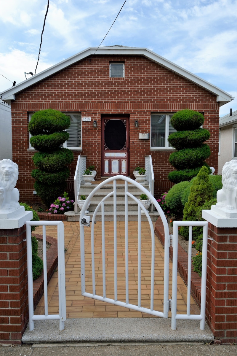 outdoor, queens new york, rent, day, pink, white, railing, color, clean, mortgage, home, grass, estate, mowed, outdoors, colorful, trimmed, architecture