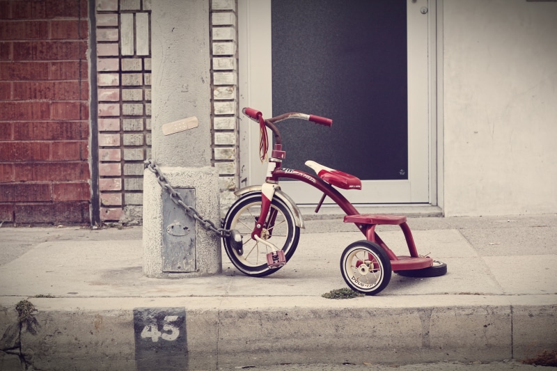 brick wall, pillar, chain, 5K, white, radio, outdoors, wheel, wall, window, parked, absence, no people, near, chained, mode of transportation, lock, wheels