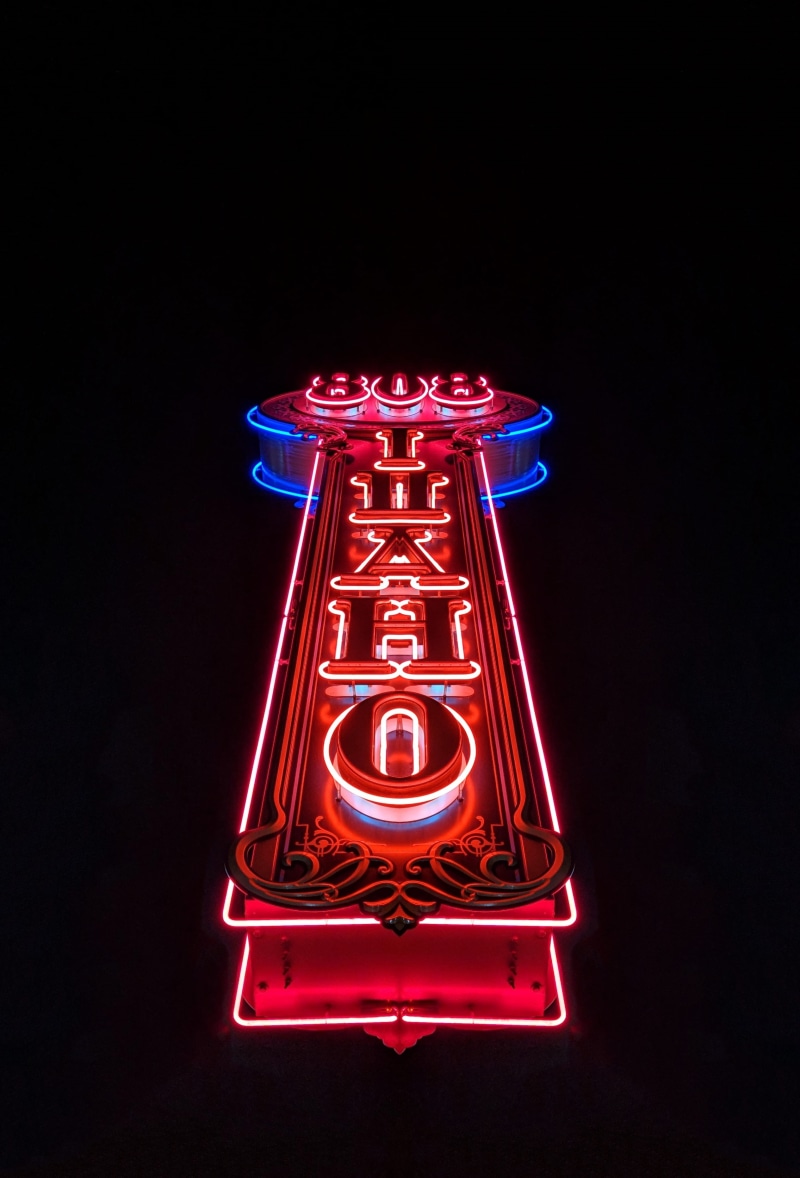 illuminated, electricity, 2K, communication, brightly lit, ihaho, architecture, storefront, copy space, neon, text, no people, glowing, light, blue, sign