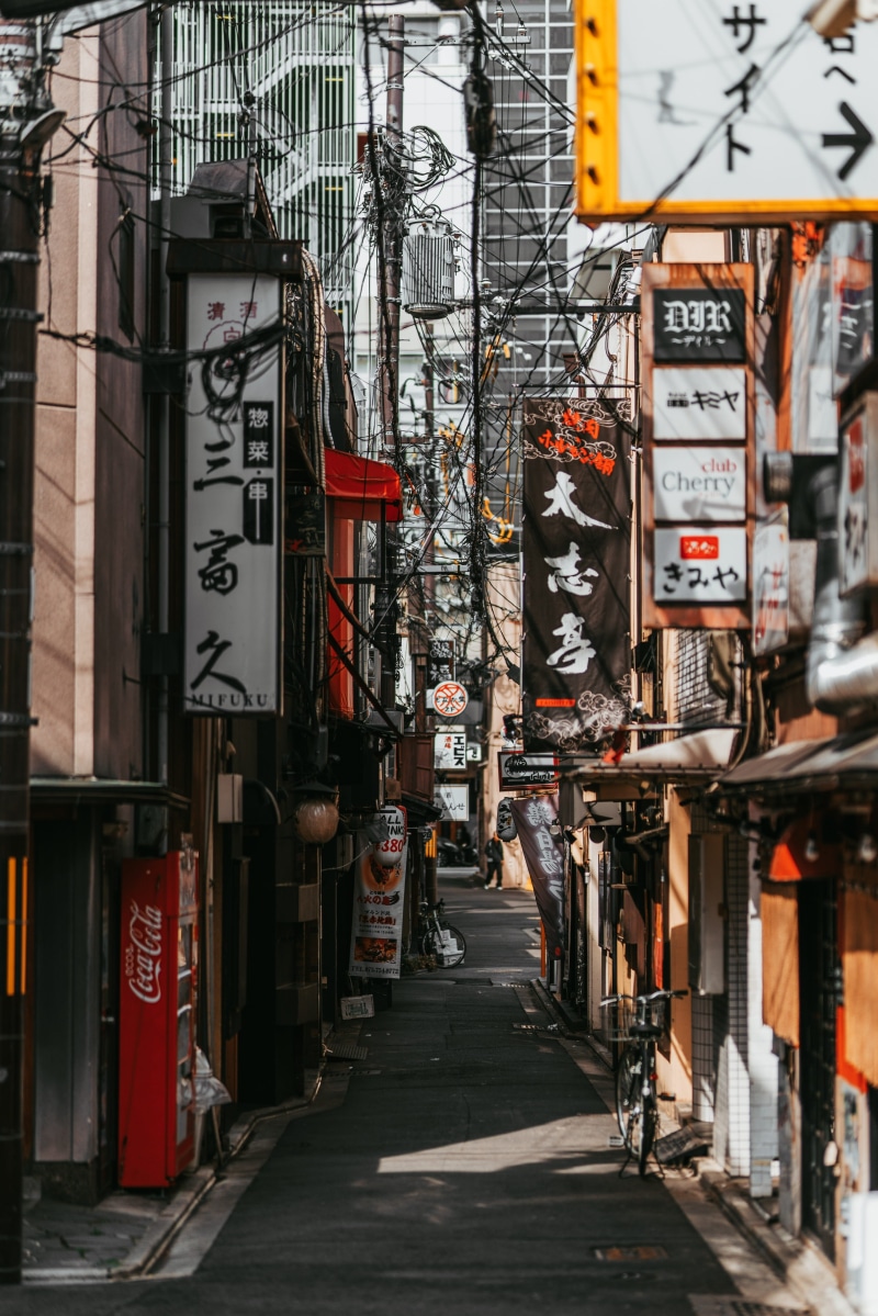 direction, 4K, the way forward, sign, street, script, architecture, western script, day, empty, built structure, pathway, outdoors, building, alley, non-western script