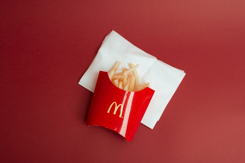 mcdonalds, paper towel, container, popcorn, fast food, confectionery, noodle, food, towel, chinese food, nachos, snack, bag, single object, soda, beverage