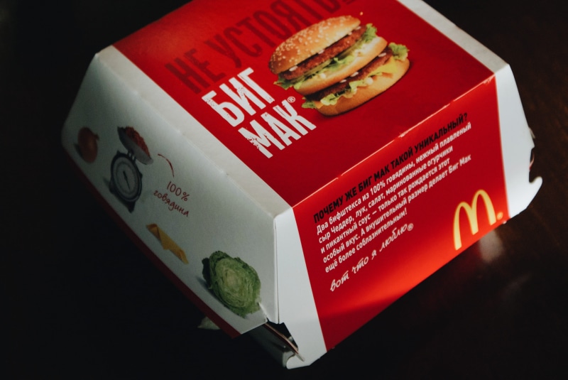 black background, ready-to-eat, meat, bread, wellbeing, close-up, mcdonald, communication, meal, food and drink, big mac, western script, text, food, snack